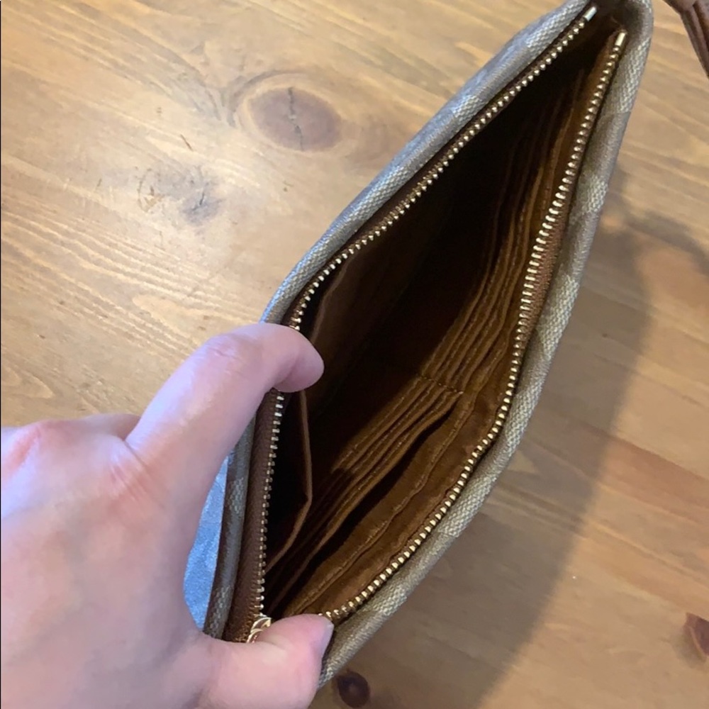 COACH LARGE WRISTLET F65748 KHAKI/SADDLE - Picture 5 of 7